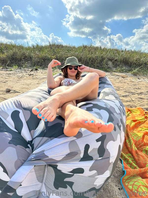 Would you suck my toes on the beach?