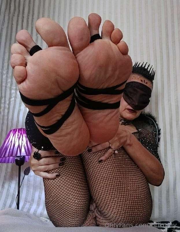 He loves my feet until he leaves me satisfied.😍🔥