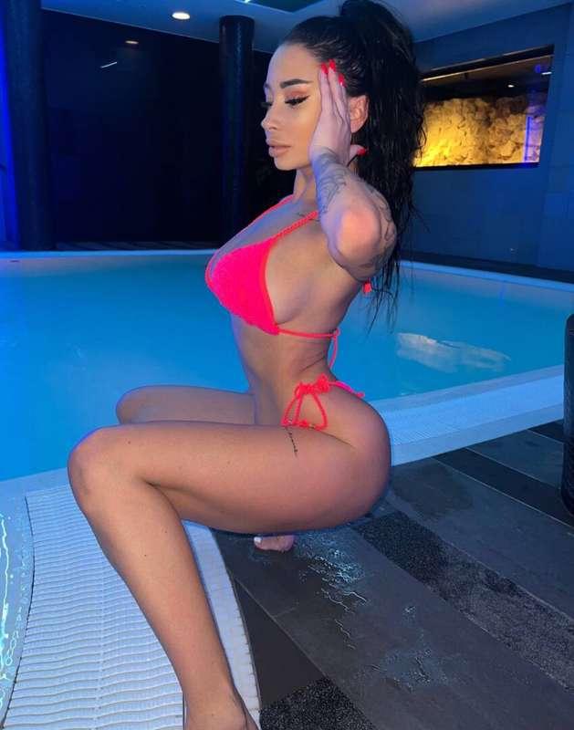TOP BRUNETTE ON THE OF @amylox 😍🔥 what is @amylox doing on h..