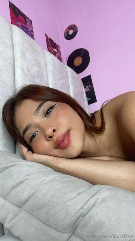 Woke up with my hand between my thighs… dreaming about you 👀