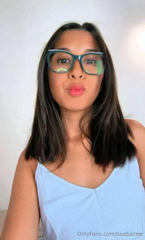 STUDIOUS AND FRIENDLY 📚I spend most of my day studying. That..