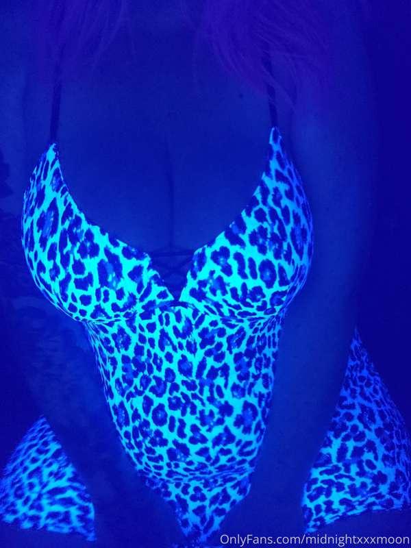 Little UV light action💚💙