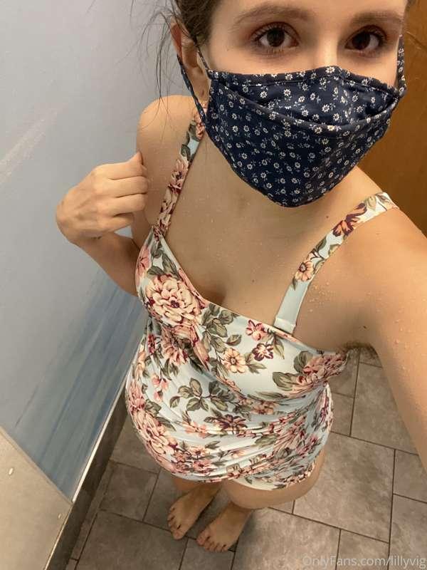 Do you like seeing pregnant women in tight clothes? 