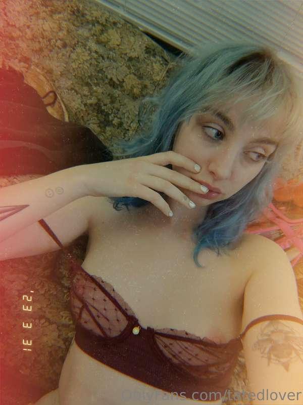 Slutty selfies to get through the end of episode 9....
Anyon..