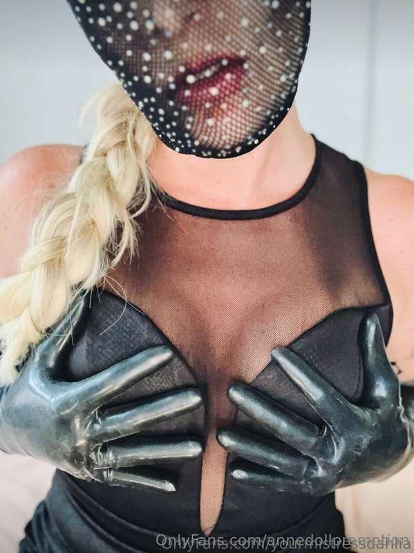 @yourmistressdahliaCanadian Femdom Goddess, age 39. Feet, as..