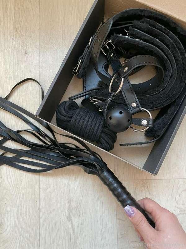 New toys have arrived 😻 Wanna play with me? 😜