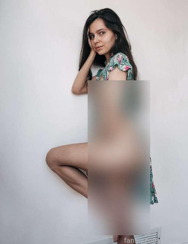FULL NUDE set. I think there are some of my best naked photos of all time + 3 backstage nude videos. Enjoy 😏

#nude #naked #fullnude #perkytits #body #cute #slimthick