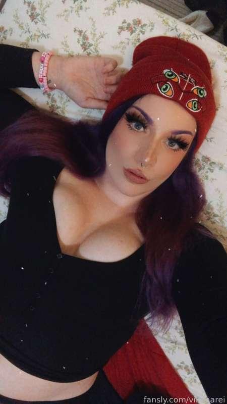 I think this top is rather flattering, don't you? 🤭

#fyp #purplehair #pigtails #beanie #eyeliner #egirl #gothgirl #altgirl #goth #alternative #tall #tallgirl #cleavage #bigboobs 