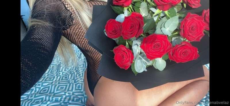 How was your day? I got roses 🌹 aren’t they beautiful? 😍 the..