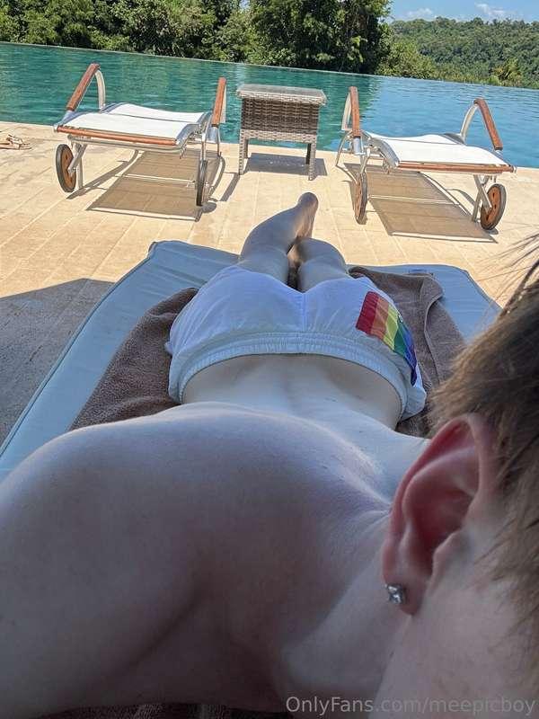 Poolside view… bet you’d love to be right behind me right no..