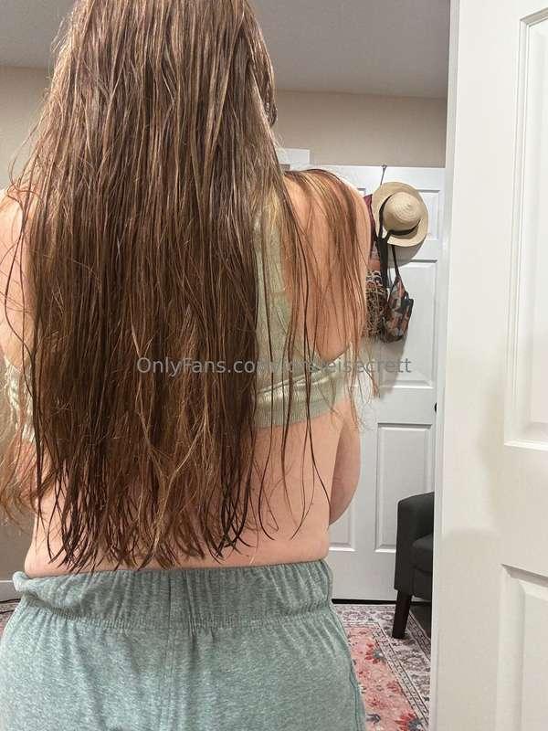 My hair and boobs are likeee the same length almost 🤭🤣