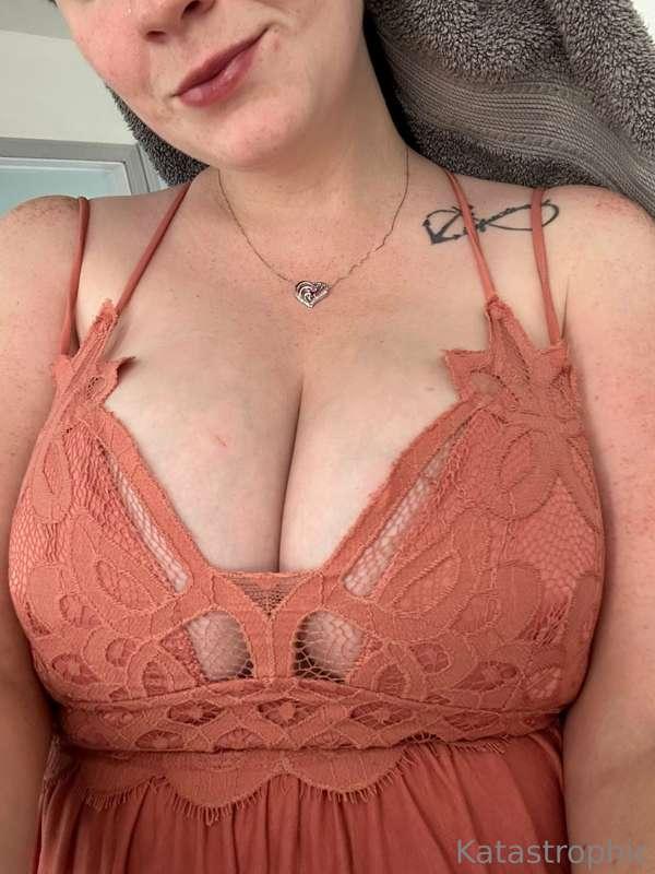 When you just wanna wear  a cute top but your huge 🥛 boobs m..