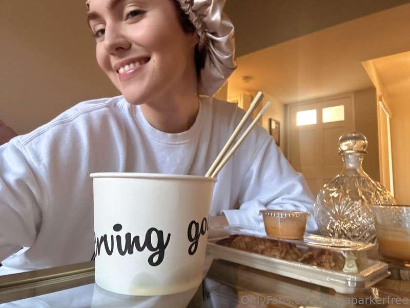 Just a cute girl doing cute girl stuff💖