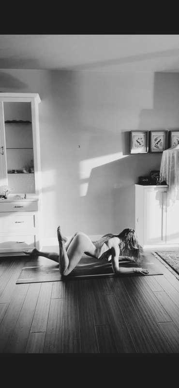 my morning practice 🧘🏻‍♀️ naked yoga flow in the living room..