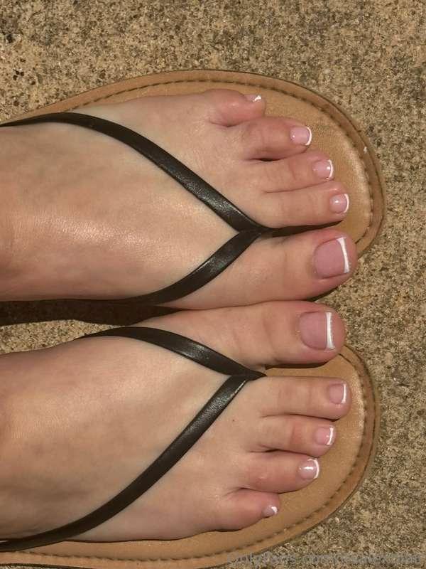 Who likes toes??!! Pay for my pedi and get a free foot video..