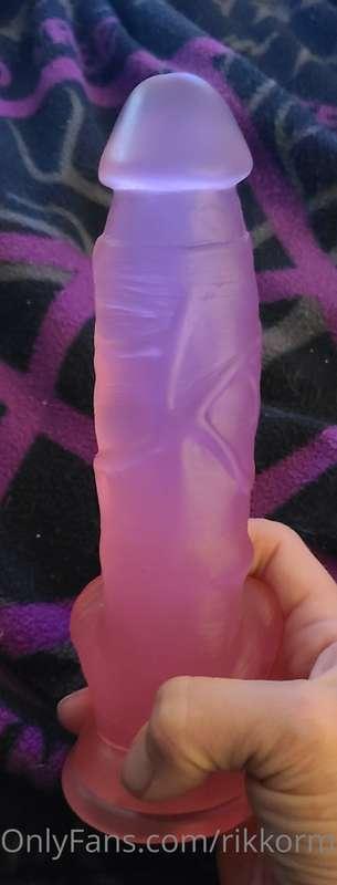 Got a toy to play with. 😈😈