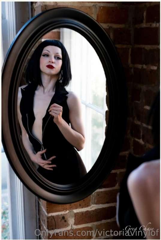 https://onlyfans.com/victoriavinylburlesque
Become a full me..
