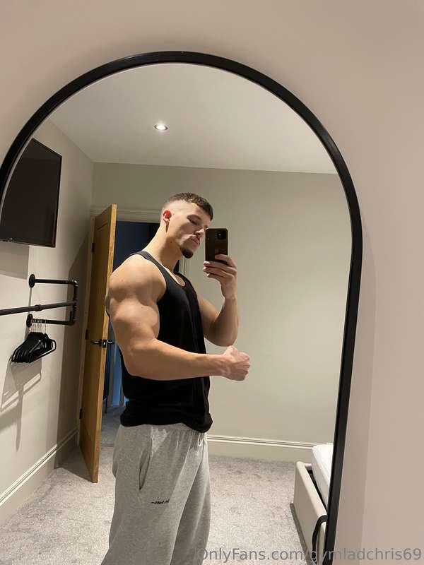 You need a strong man in your life boy 💪 🧱 🛠️
