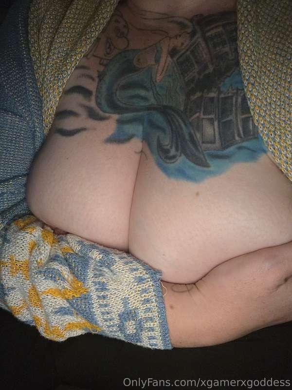 "Eyes up here… or not 👀💋"