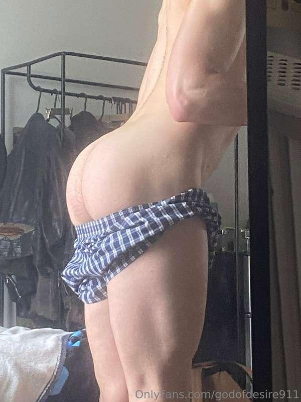 Took some pictures after working out my ass today ;) Hope yo..