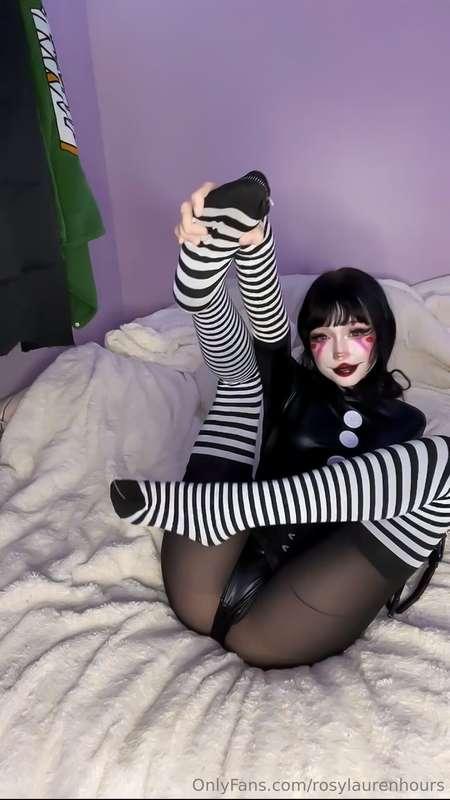 Wanna see some pics of me with my cosplay outfit completely ..
