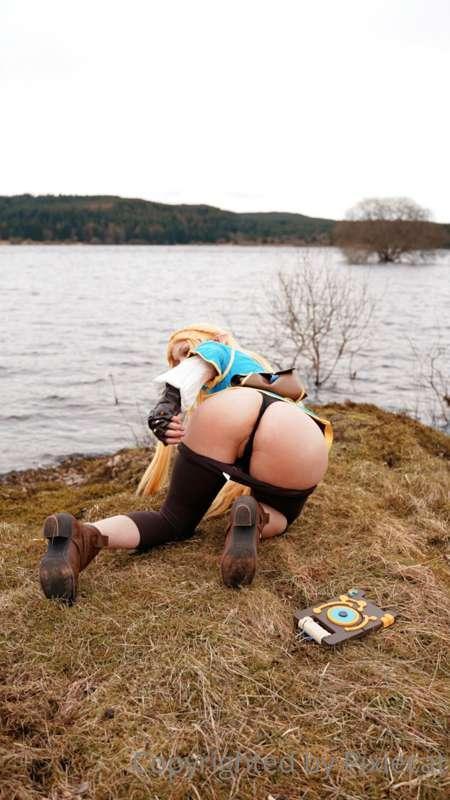 OH NO! The Princess of Hyrule has SLIPPED and her pants have..