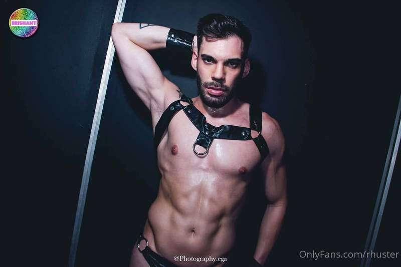 It makes me very hot to feel the leather on my skin 🔥 it mak..