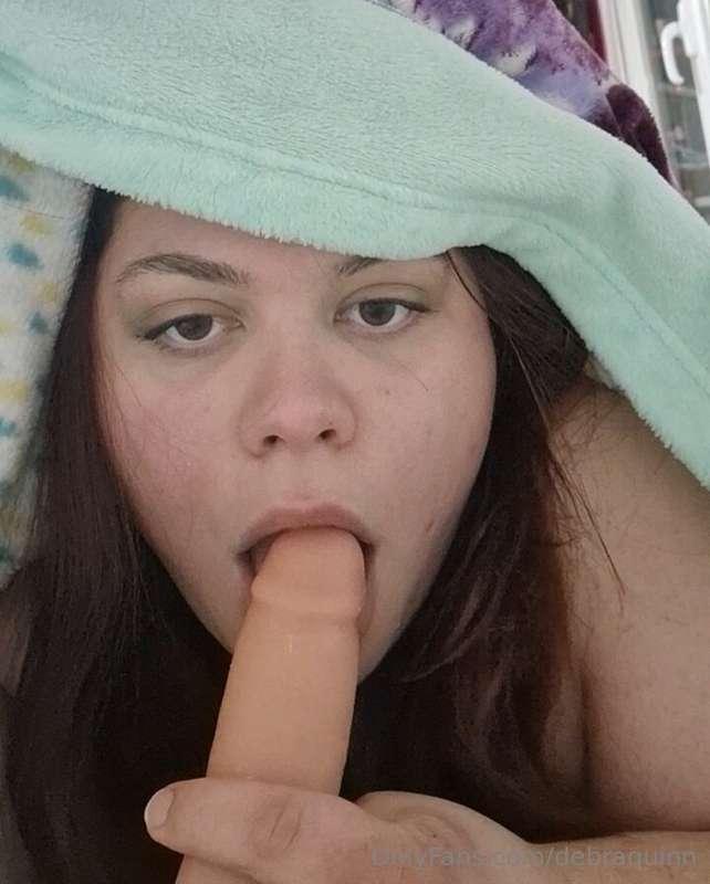 Una mamada debajo de las sabanas hasta que te corres 😈