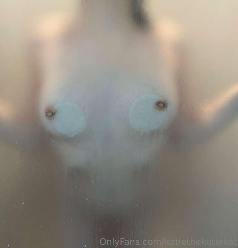 Wanna join me?😏 🚿