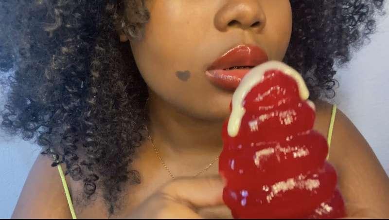 👇Gummy worm + milk👇