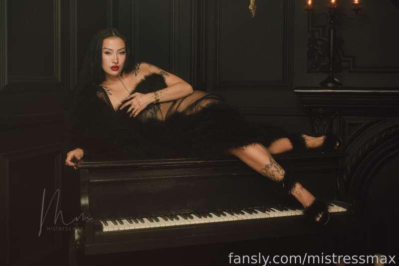 Don't forget to vote for me daily for AVN!! Don’t forget to tweet it for bonus points 👀 send proof for a free gift!
https://avn.com/awards/voting/favorite-domme

#femdom #fetish #domme #tattoos #asiangoddess 