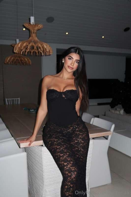 ready for dinner & drinks with friends 🍸 aka the key to my h..