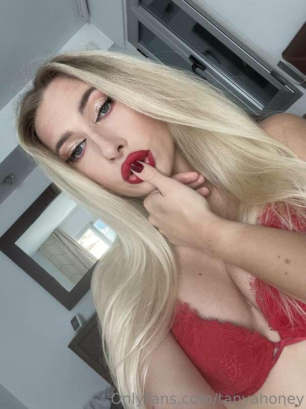 Imagine me gently caressing your cock with my red lips💋💋💋