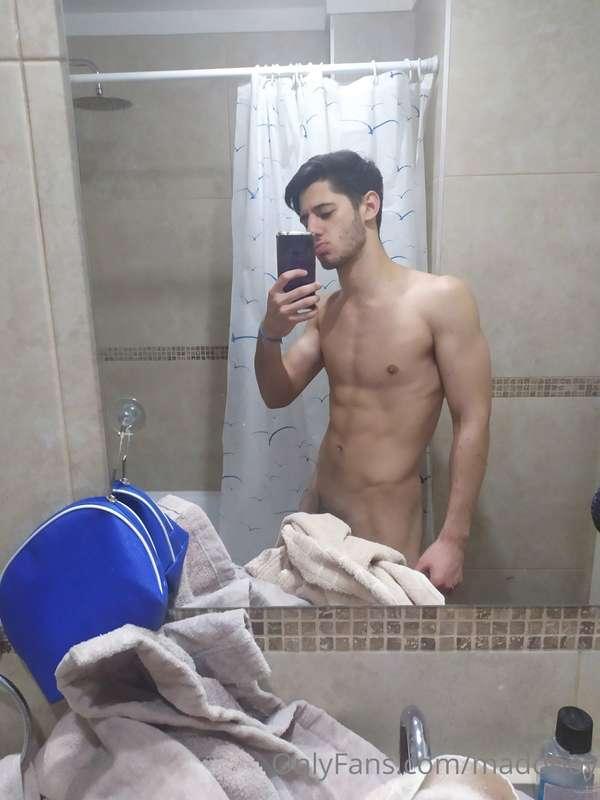 Let’s take a shower!!😏 Wanna see under the towel? Talk to me..