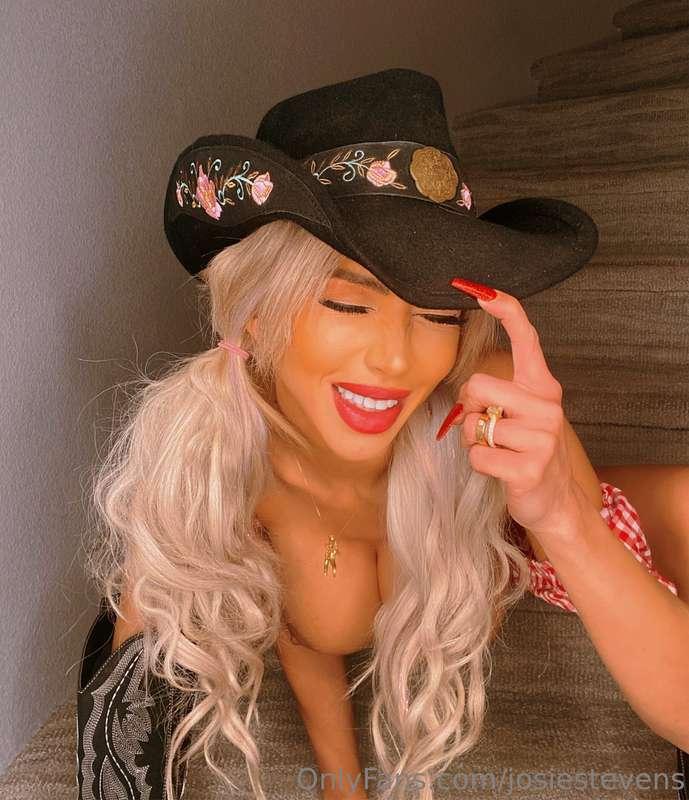 You see something you wanna ride, cowboy? 🤠😉 I’m laughing cu..