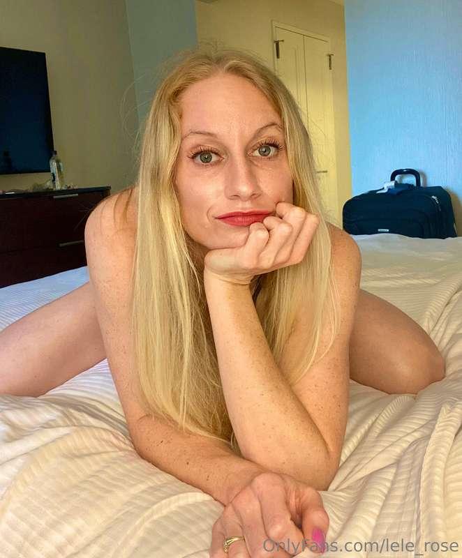 Lazy day lounging, wearing my Sunday best for y’all.   Drop ..