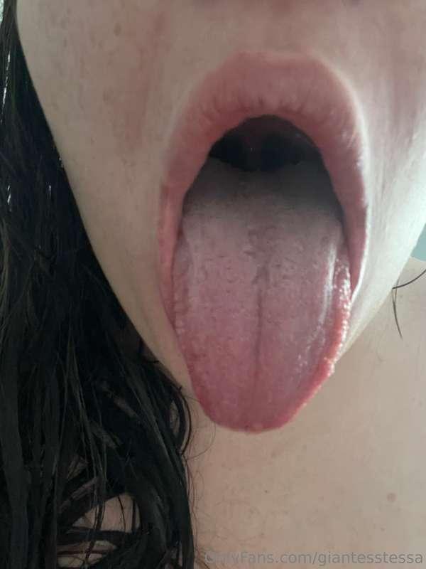 Comment below... what do you prefer, skinny tongue or wide t..