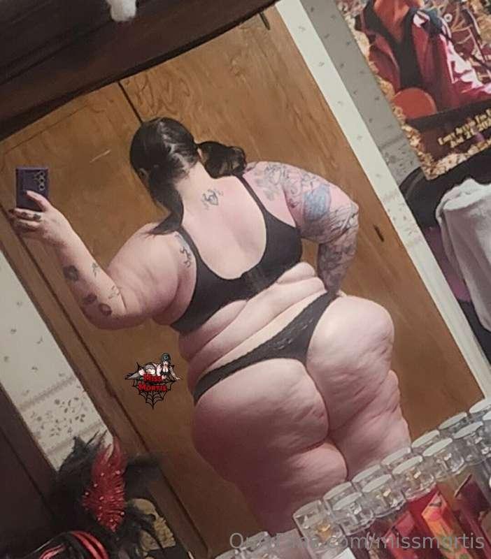 A lucky fan ordered a pair of worn panties so I'm just showi..
