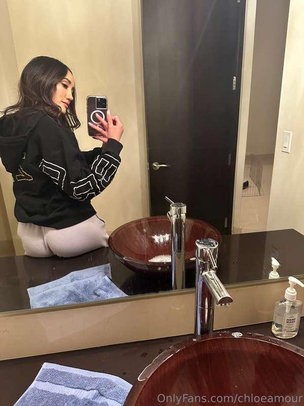Would you take me right here on this counter? 💦🙈