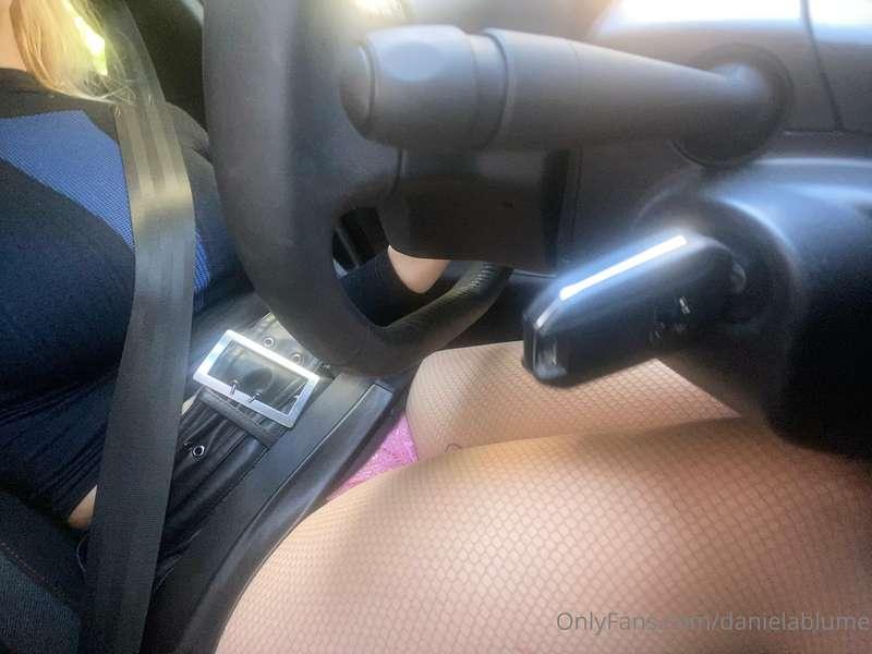En el coche así, las bragas rosas y el chochito recien depil..
