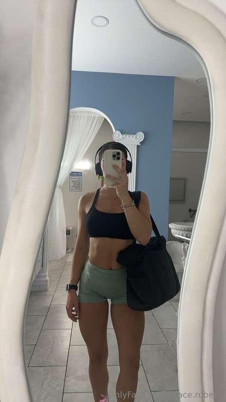 quick mirror selfie 🙈 message me!