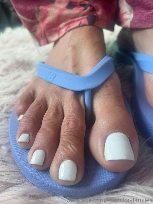 Those long sexy giantess toes!!!!! 💋💜