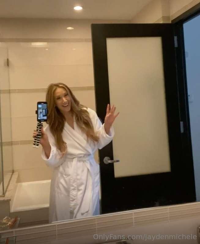 Good morning! How 'bout a tour of my hotel room? And by "my ..