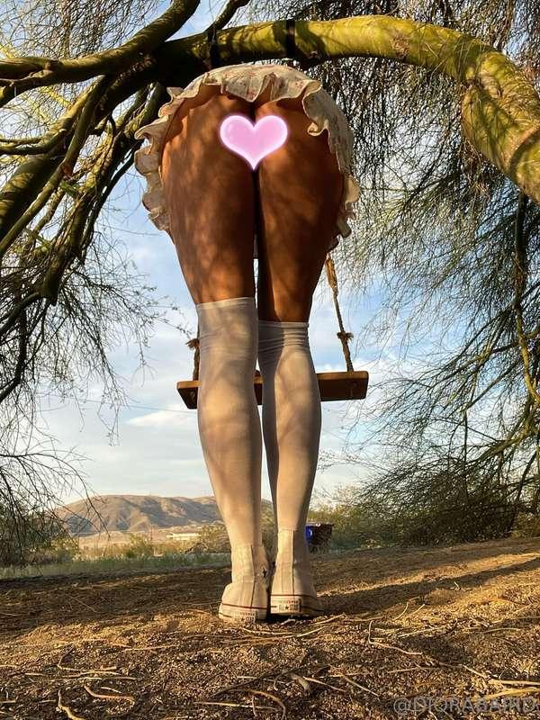 Sending ya some hump day vibes in them dms 💘