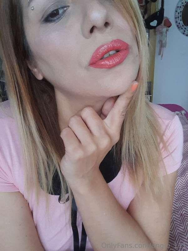 I would like a sweet kiss💋