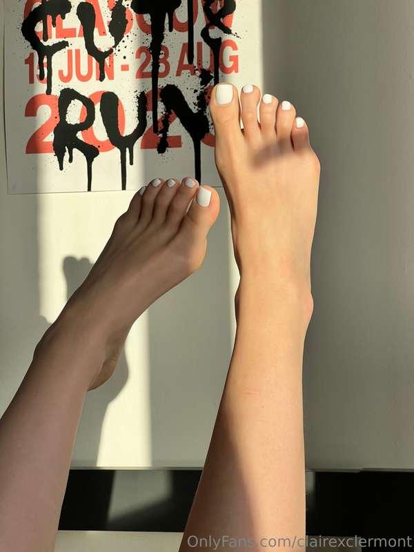 Look away if you don’t like cute feet
