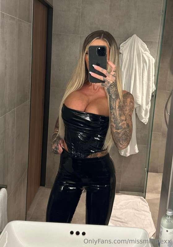 Black and tight always fits me 🥵