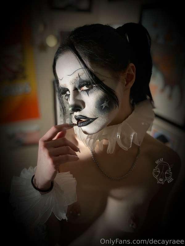⭐️ hot & horny ⭐️

i love doing clown looks so much 

give m..