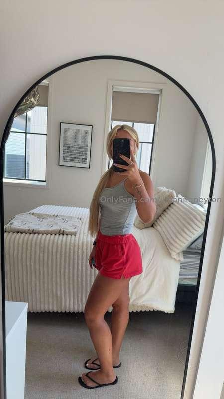 Your breakfast is waiting… in bed 😘