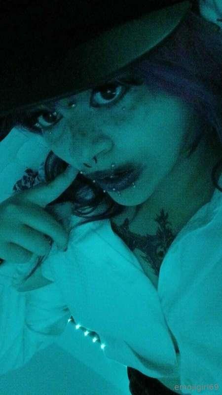 Hey babes I'm online <3 cum talk to me 